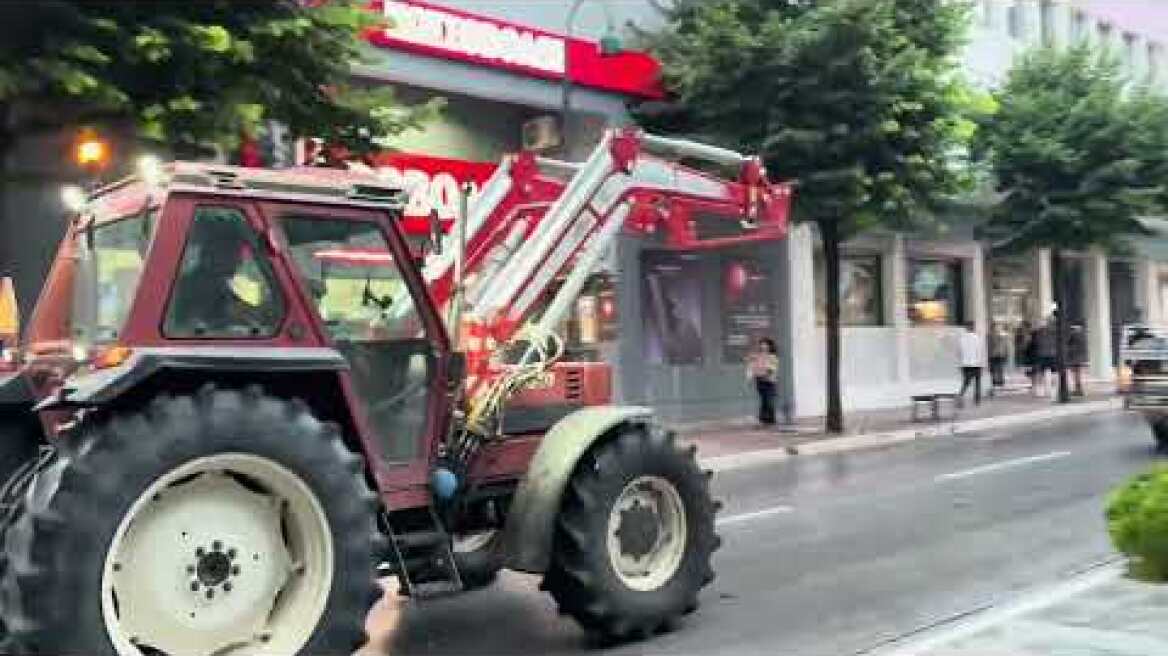 Διαμαρτυρία αγροτών με παρουσία τρακτέρ στην κεντρική πλατεία της Λάρισας