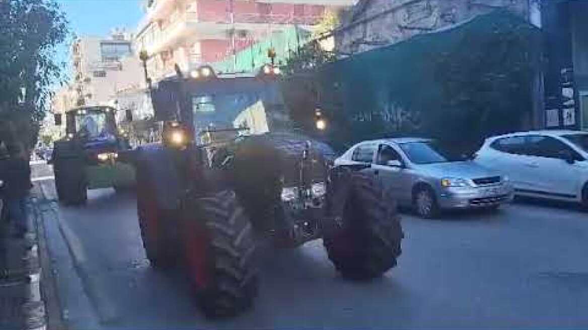 Πάτρα: Αγρότες με τρακτέρ στην συγκέντρωση του Εργατικού Κέντρου