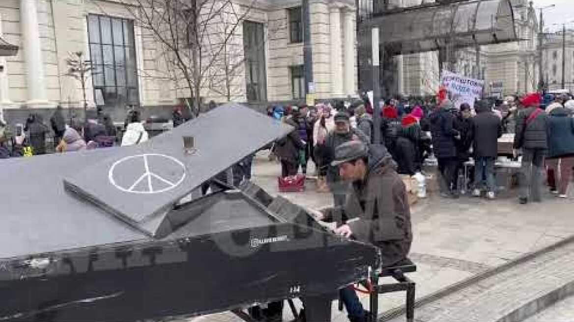Πιανίστας παίζει το «Bella ciao» έξω από τον σιδηροδρομικό σταθμό του Λβιβ