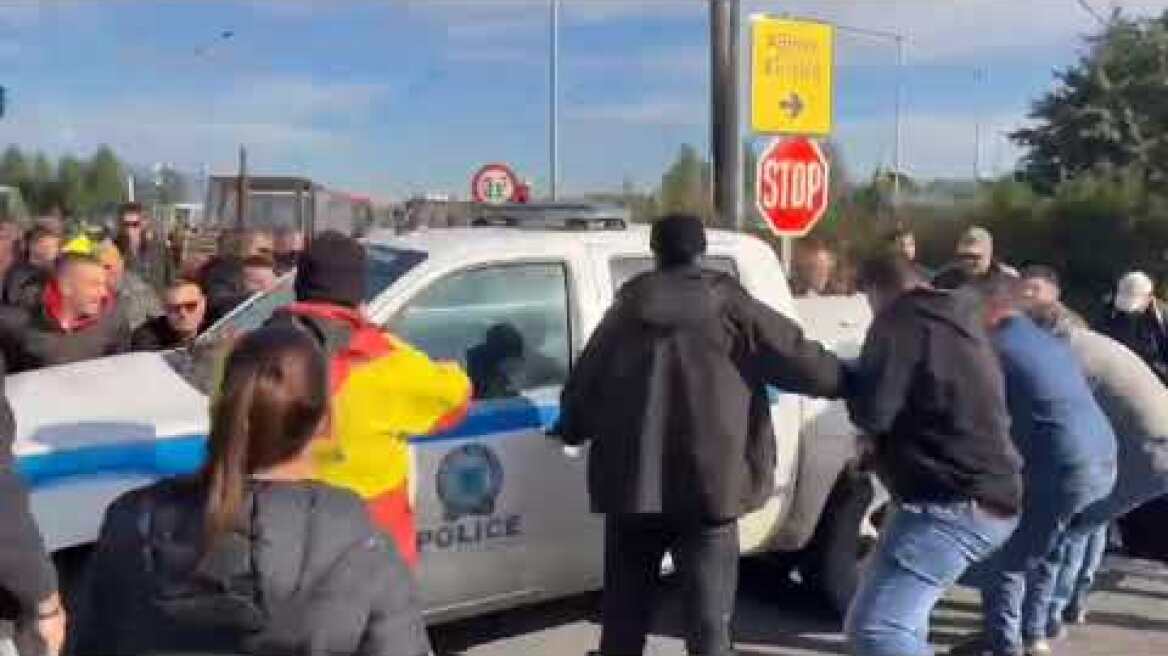 Εξαγριωμένοι αγρότες στον Πλατύκαμπο από το αστυνομικό μπλόκο - Σηκώνουν περιπολικό