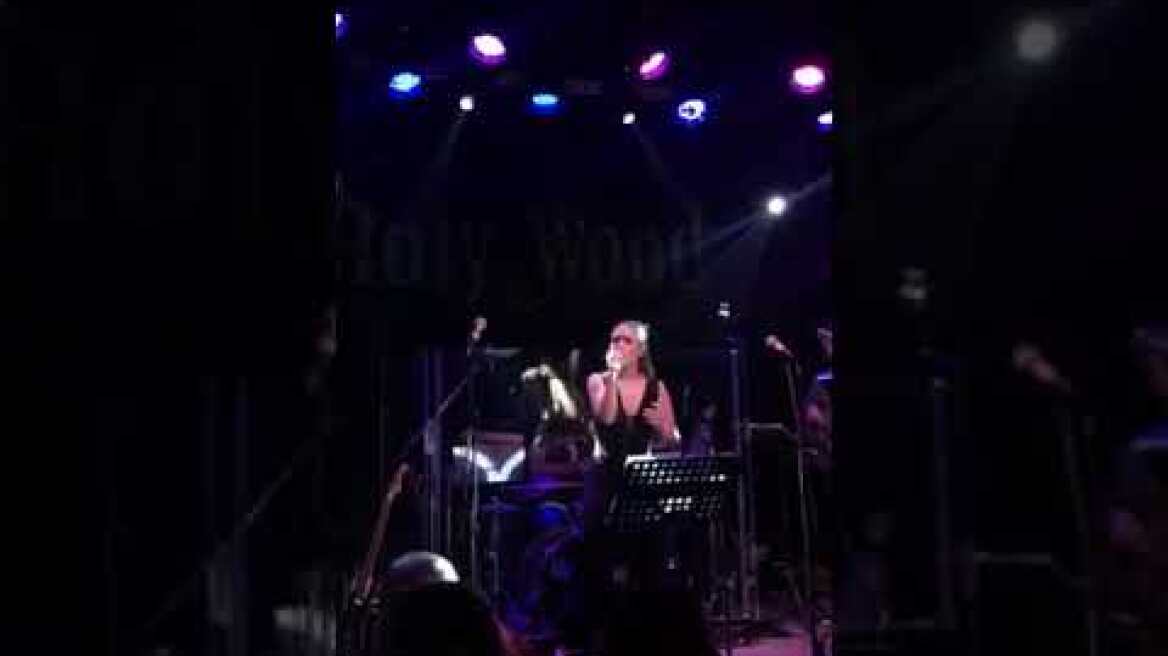 Τραγουδίστρια