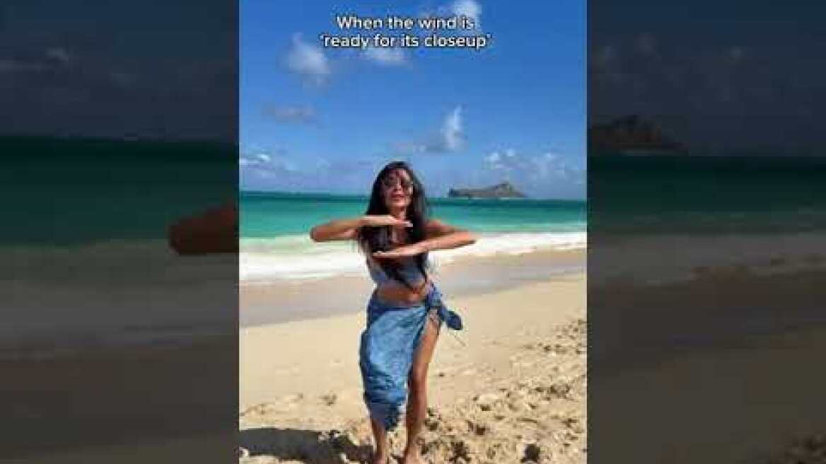 Η Νικόλ Σέρζινγκερ κάνει twerk στην παραλία