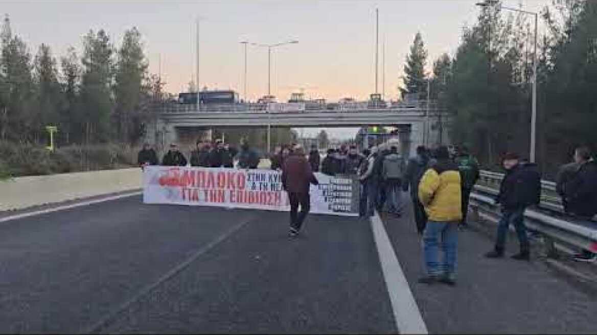 Αγρότες από τον μπλόκο της Γυρτώνης