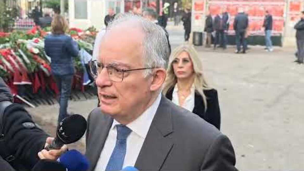 Κατέθεσε στεφάνι ο Τασούλας στο μνημείο των νεκρών του Πολυτεχνείου, άνοιξαν οι πύλες (1)