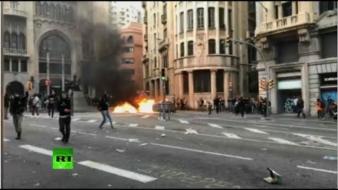 Enfrentamientos entre la Policía y los manifestantes en Barcelona