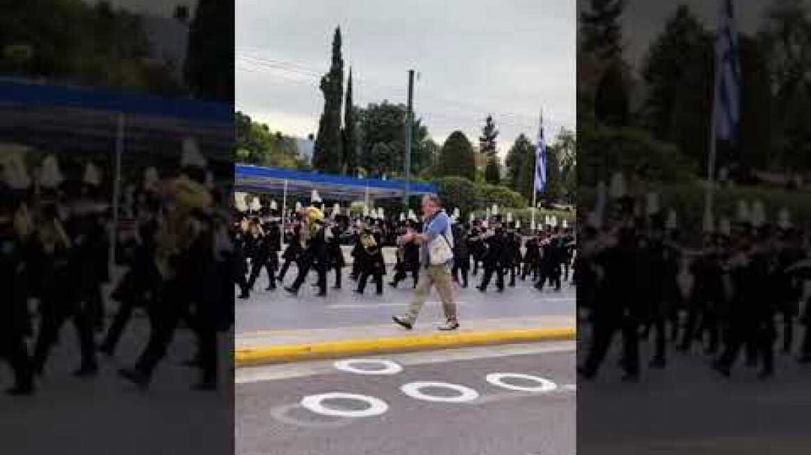 Ιερός Λόχος - Σύνταγμα ξεκινάει η στρατιωτική παρέλαση