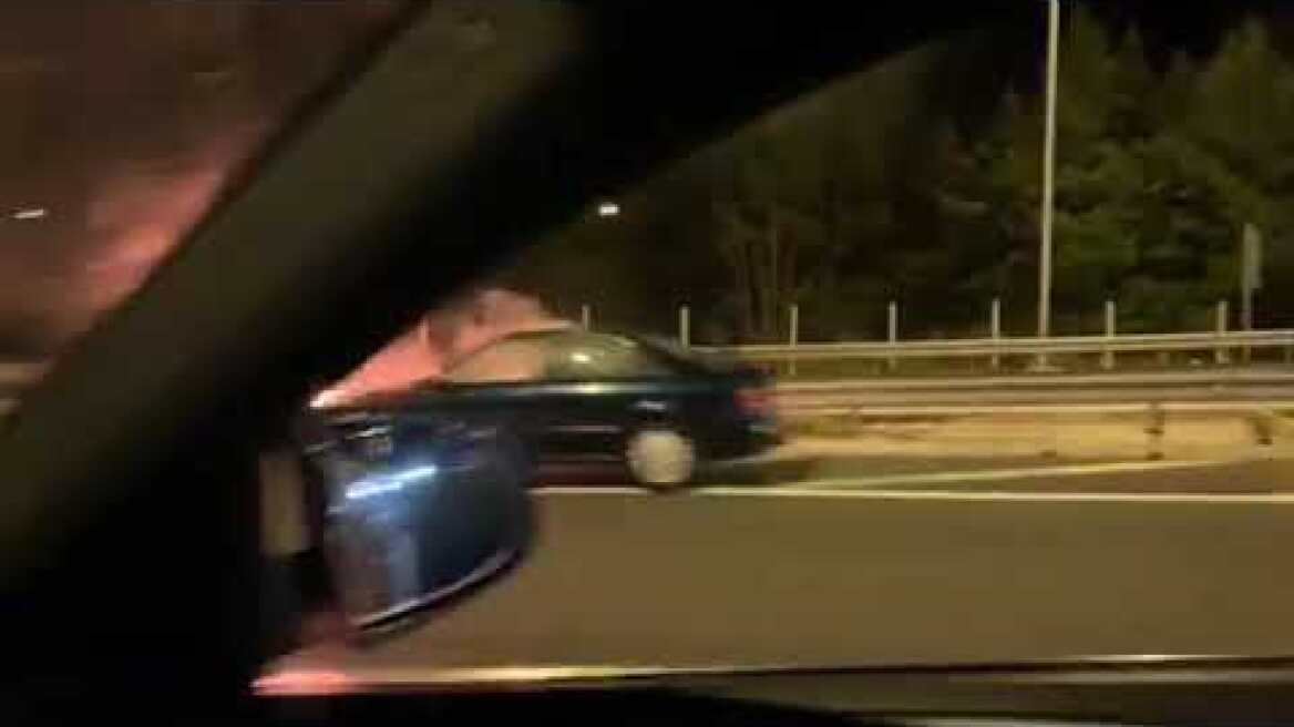 LamiaReport.gr: Αυτοκίνητο τυλιγμένο στις φλόγες στην εθνική