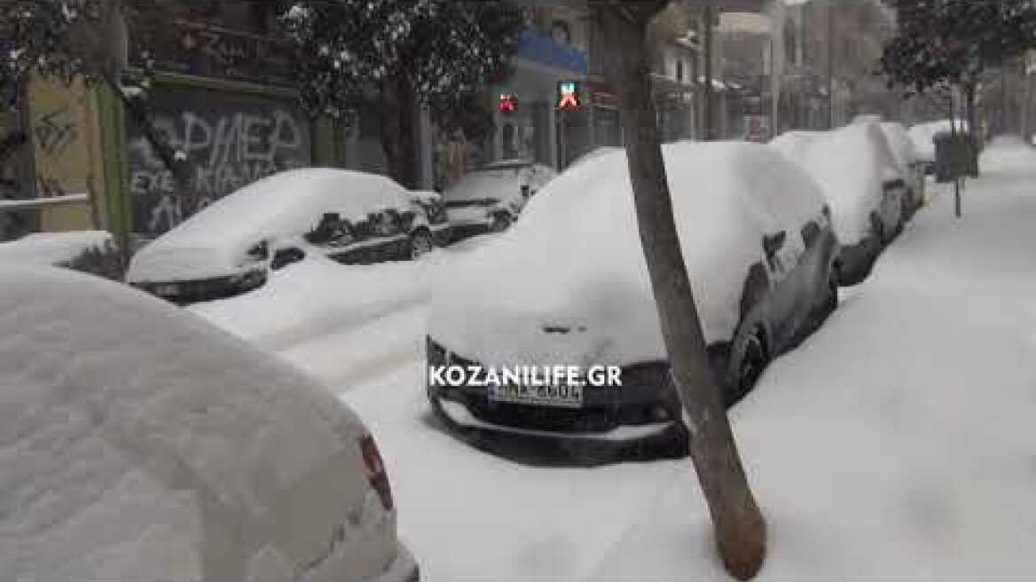 Σκεπάστηκαν από το χιόνι τα αυτοκίνητα στην Κοζάνη