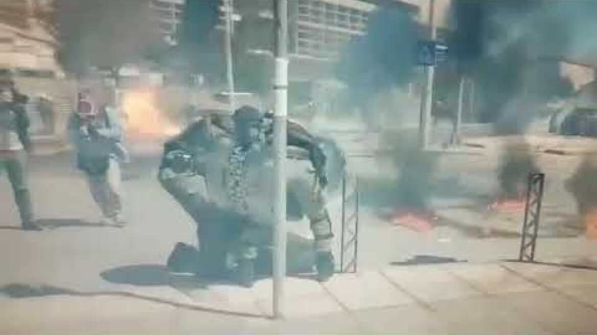 Αστυνομικοί σβήνουν φωτιά σε διαδηλωτή από μολότοφ