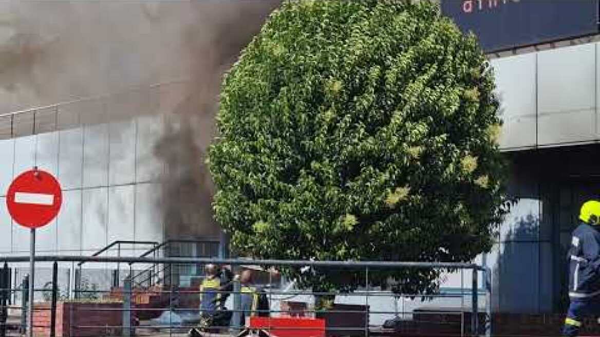 Κατάστημα τυλίχτηκε στις φλόγες στη Θεσσαλονίκη
