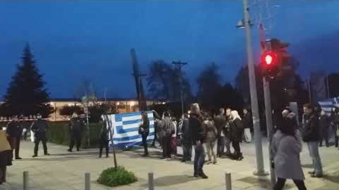 Αποδοκιμασίες ατόμων που κατευθύνονται στο Βελλίδειο - Voria.gr