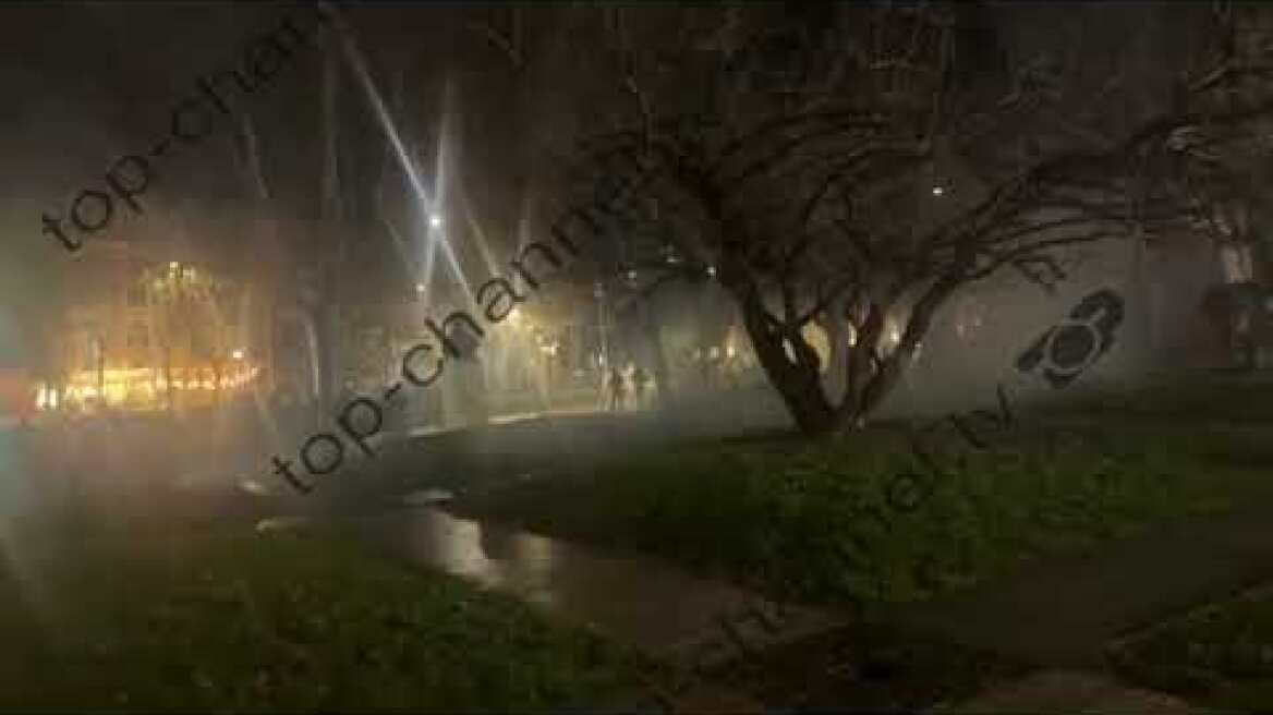 Top Channel/ Protesta zhvendoset në Kuvend, policia shpërndan turmën me gaz lotsjellës