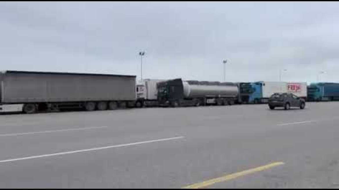 Κόλλησαν τα φορτηγά στα διόδια Μαλγάρων λόγω της απαγόρευσης - Ουρές χιλιομέτρων