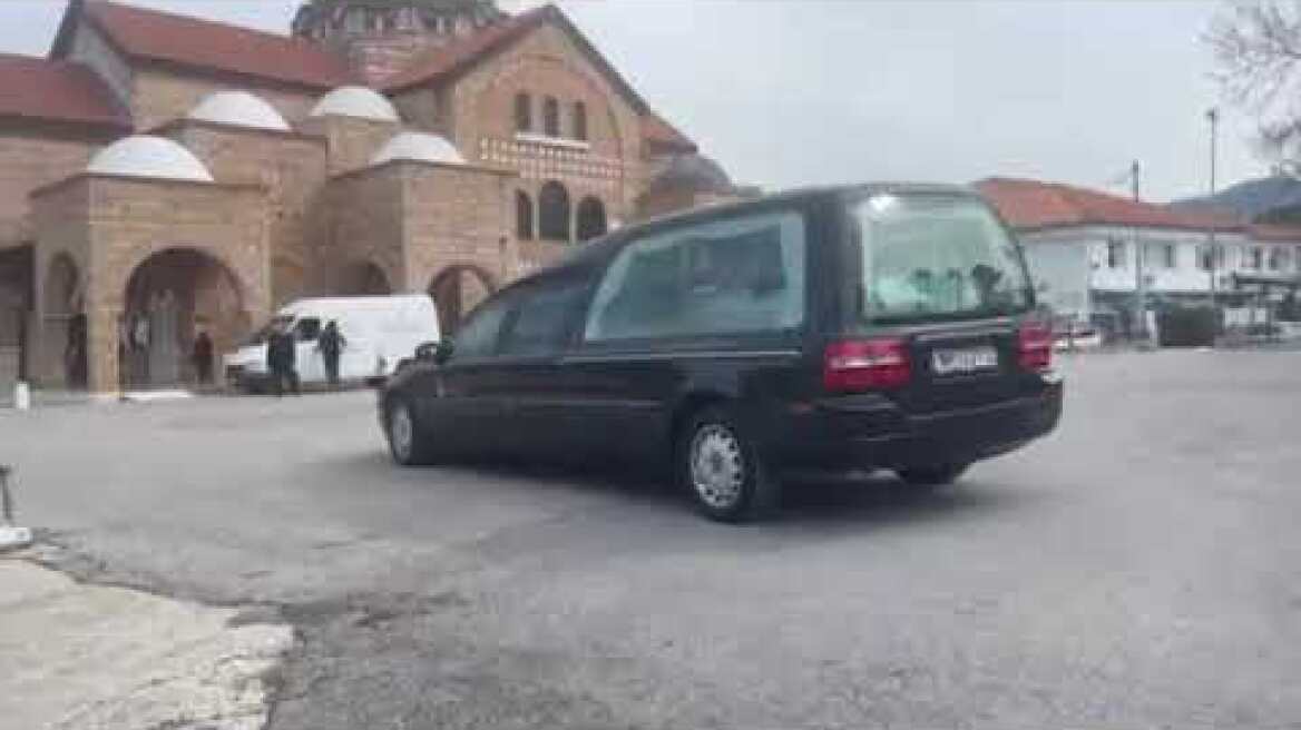 Θρήνος στην κηδεία της 20χρονης με την "αγγελική" φωνή