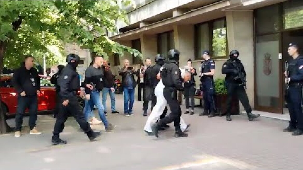 Osumnjičeni  za masovnu pucnjavu doveden u PU Smederevo