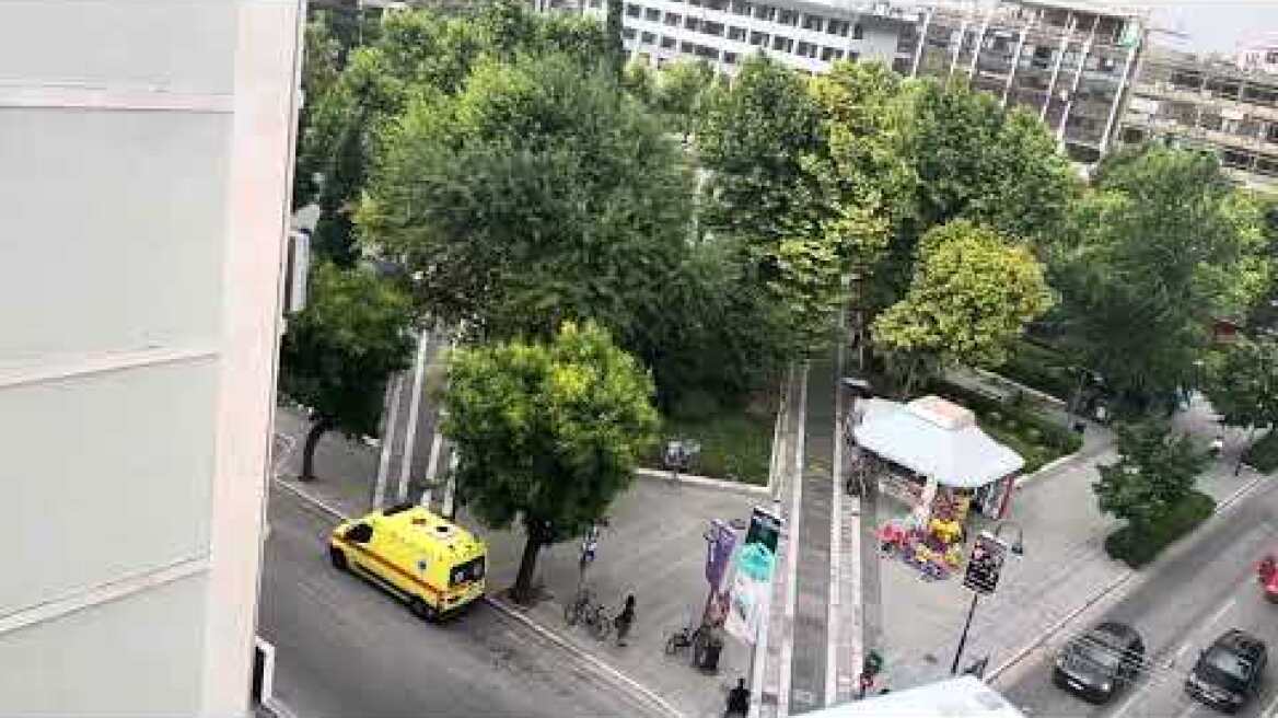 Δυνατός άνεμος «σαρώνει» τη Λάρισα (1)