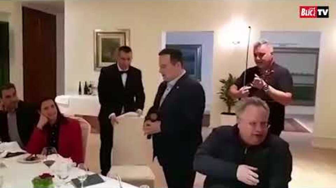 Ο Κοτζιάς στο Βελιγράδι τραγουδά το «Μη μου θυμώνεις μάτια μου»