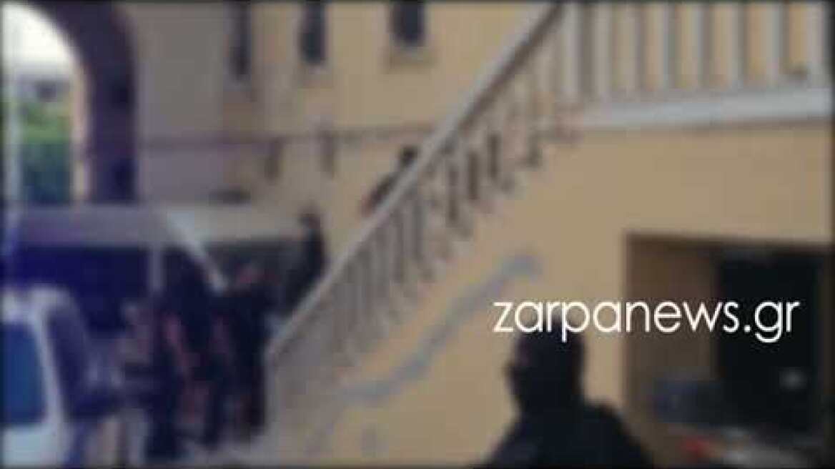 Αντιδράσεις από τους συλληφθέντες κατά την άφιξη τους στην Εισαγγελία Χανίων