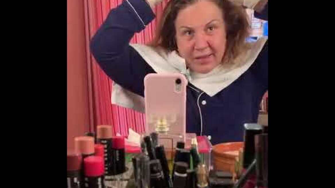 H Δέσποινα Μοιραράκη βάφει τα μαλλιά της μπροστά στην κάμερα!