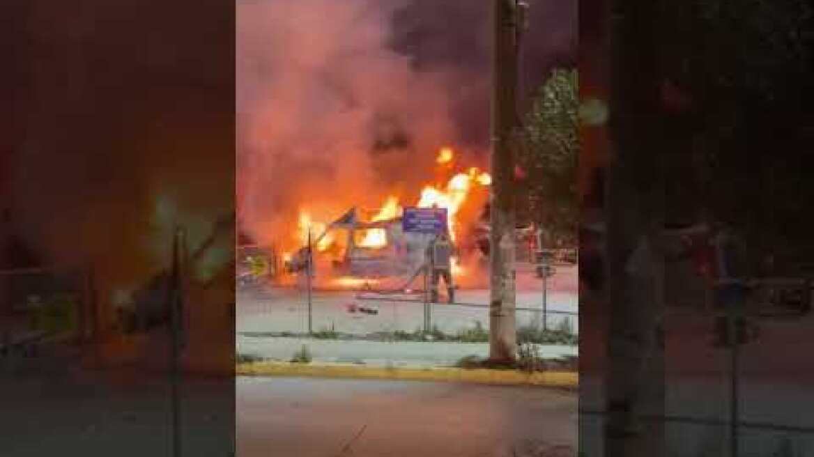 Συναγερμός στο Ηράκλειο Κρήτης: Δύο οχήματα τυλίχθηκαν στις φλόγες (2)