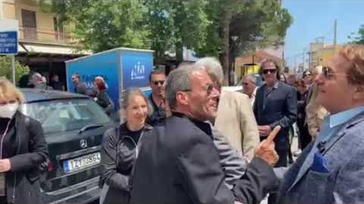 Κηδεία Βογιατζή: Αποχαιρετούν τον σπουδαίο ερμηνευτή με τα τραγούδια του