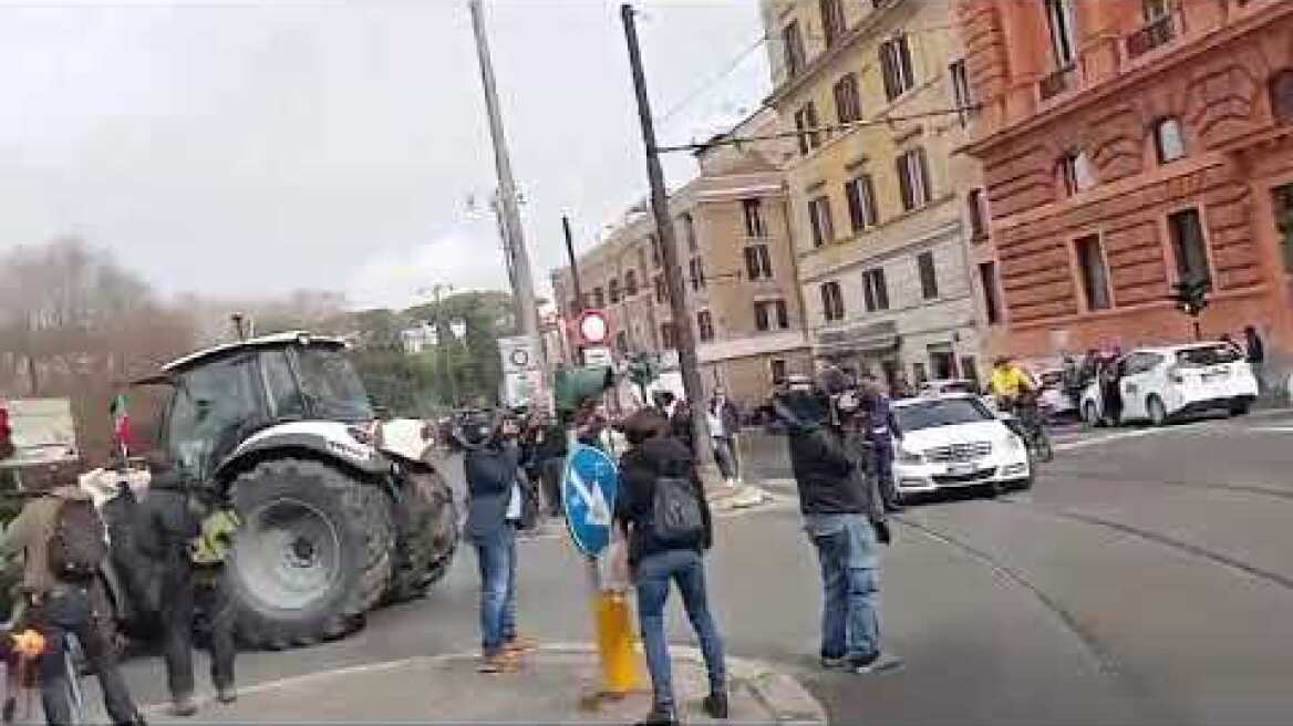 Roma, i trattori assediano il Cllosseo: folla di curiosi e applausi