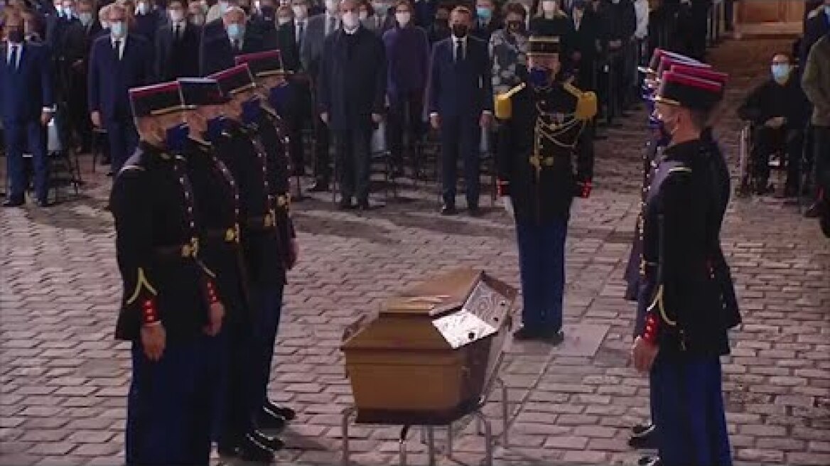 Hommage national à Samuel Paty: L'entrée émouvante du cercueil de Samuel Paty sur "One" de U2