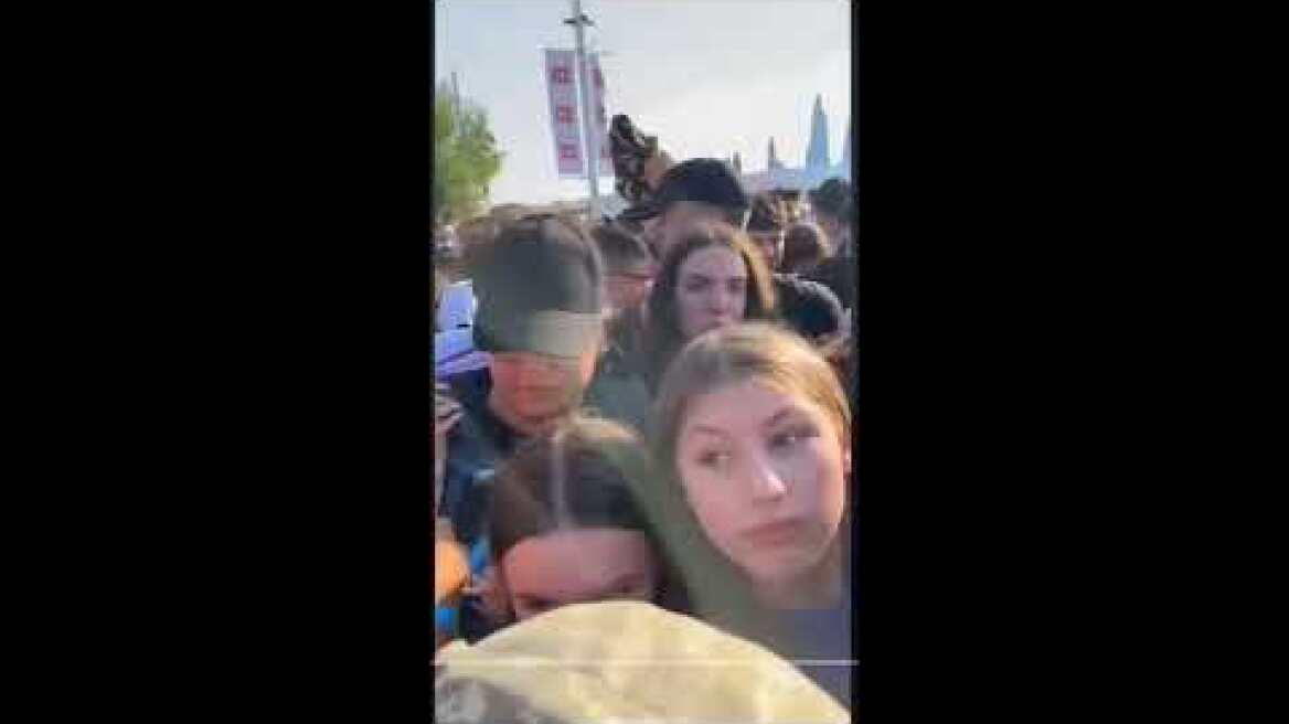 Η στιγμή που πέφτουν τα δακρυγόνα στο Waterboom (1)