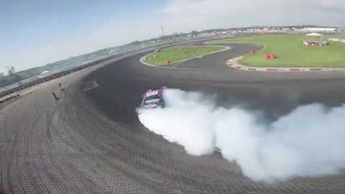 Το drone δεν άντεξε στην κούρσα με το αγωνιστικό αυτοκίνητο που έκανε drift