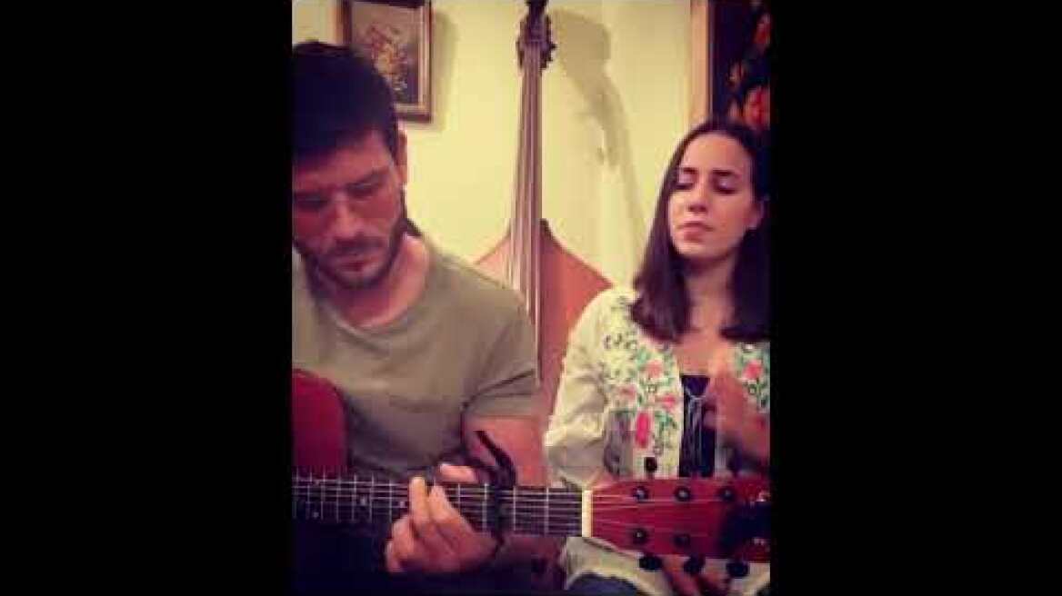 Ο Μάνος Γαβράς τραγουδάει με την ανιψιά του