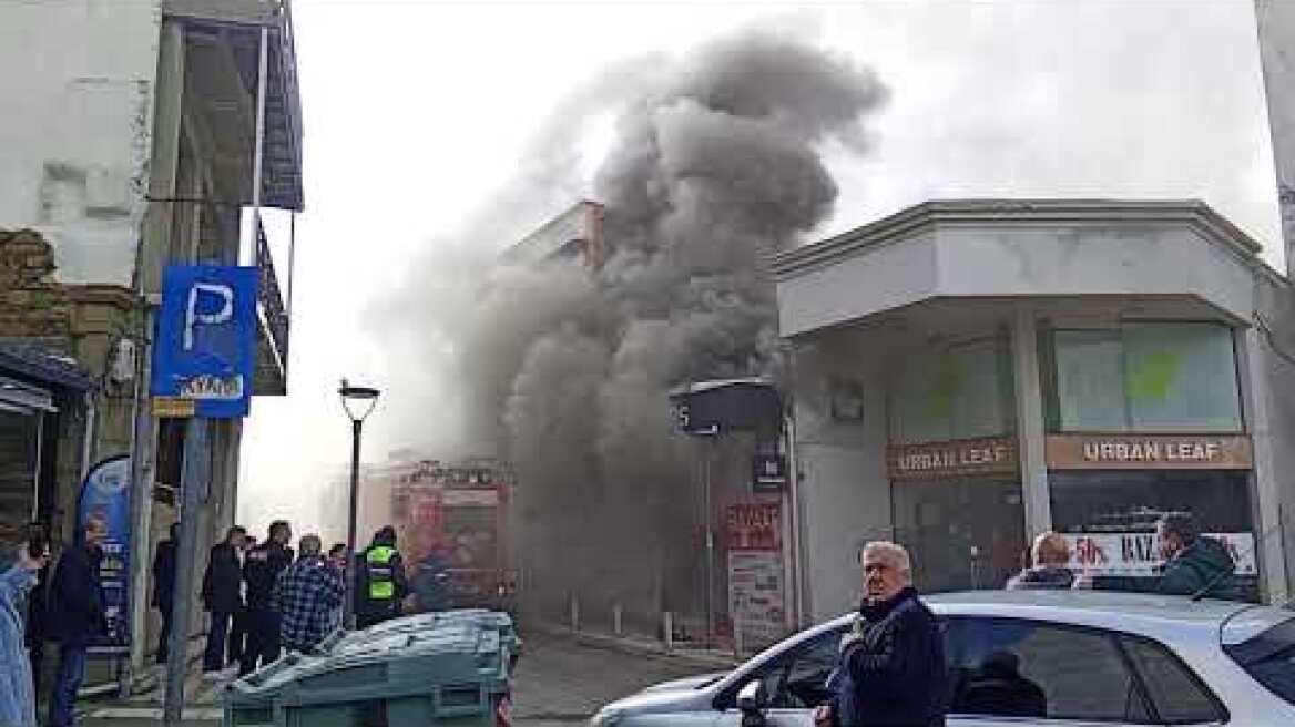 Φωτιά σε κατάστημα υποδημάτων στο κέντρο του Αγρινίου 