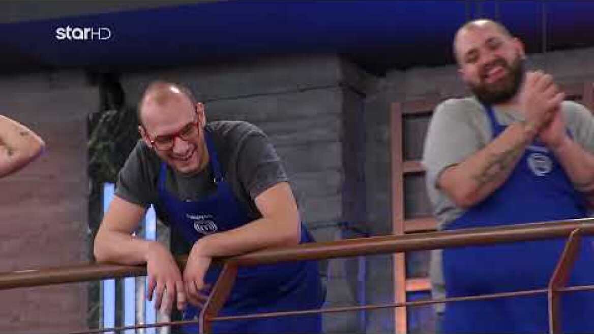 MasterChef 2022 | Οι κριτές έκλαψαν από τα γέλια με τα γάντια του Βασίλη