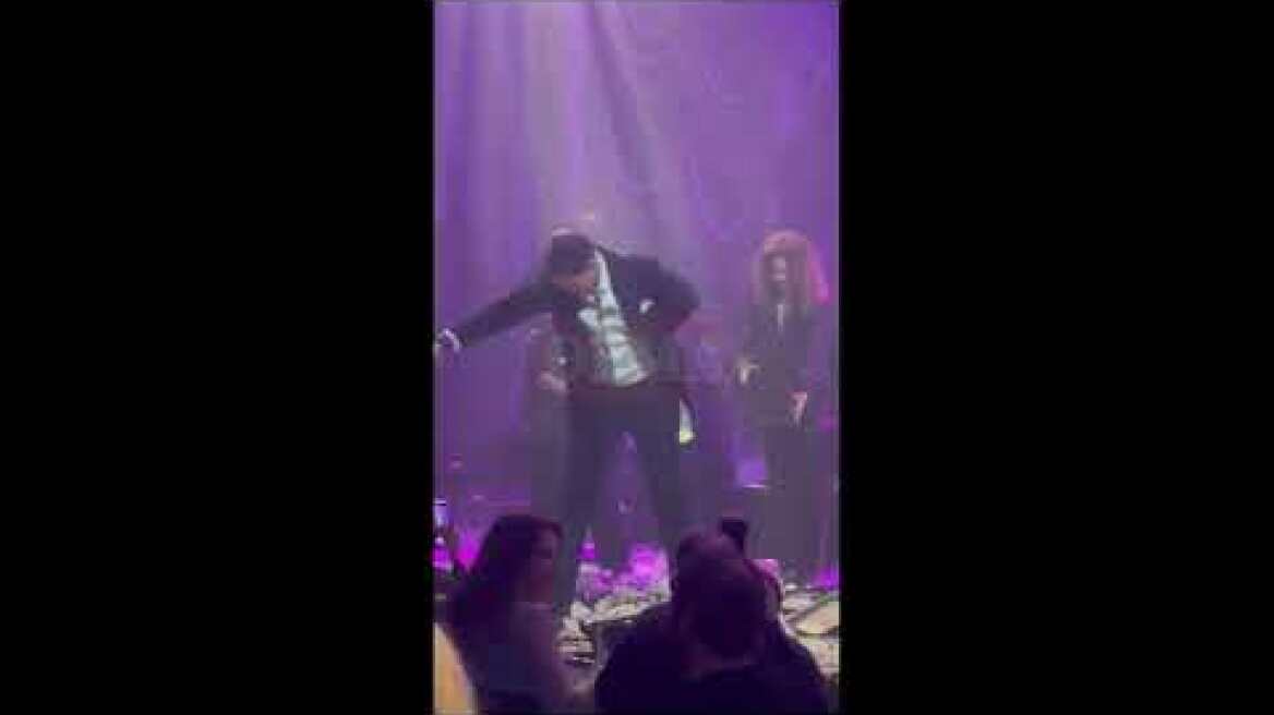 Ο Παύλος Ντε Γκρες χορεύει ζεϊμπέκικο