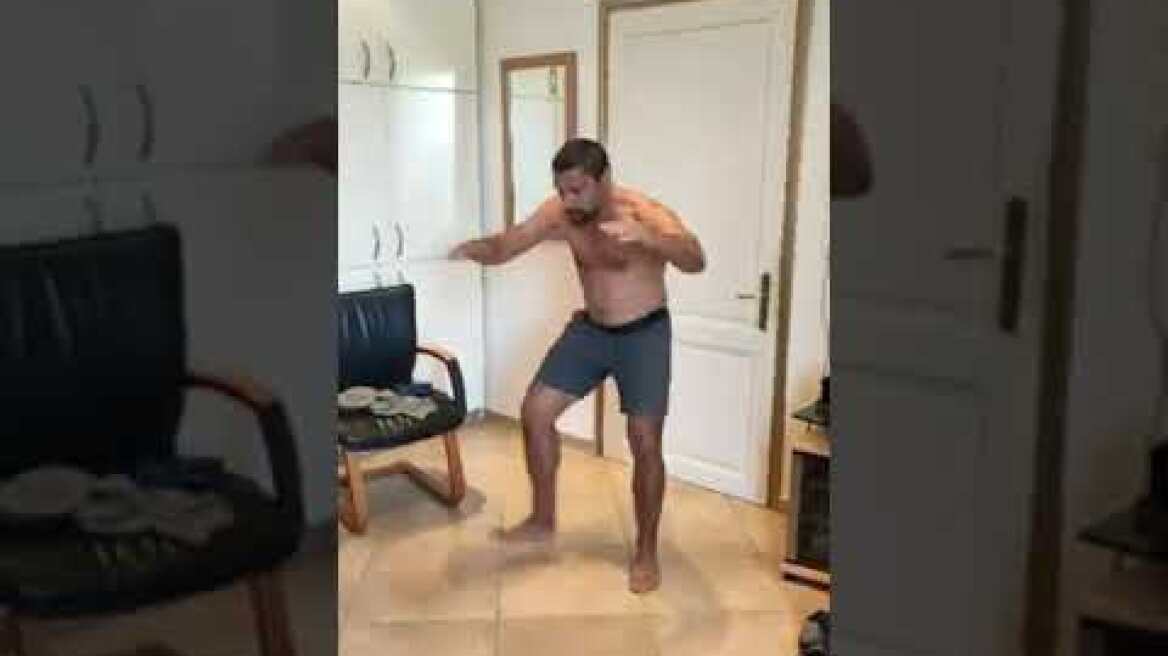 Σουφλί: Ο Χλιγουντιανός Manu Bennet χορεύει "Χάκα" στο γραφείο του δημάρχου