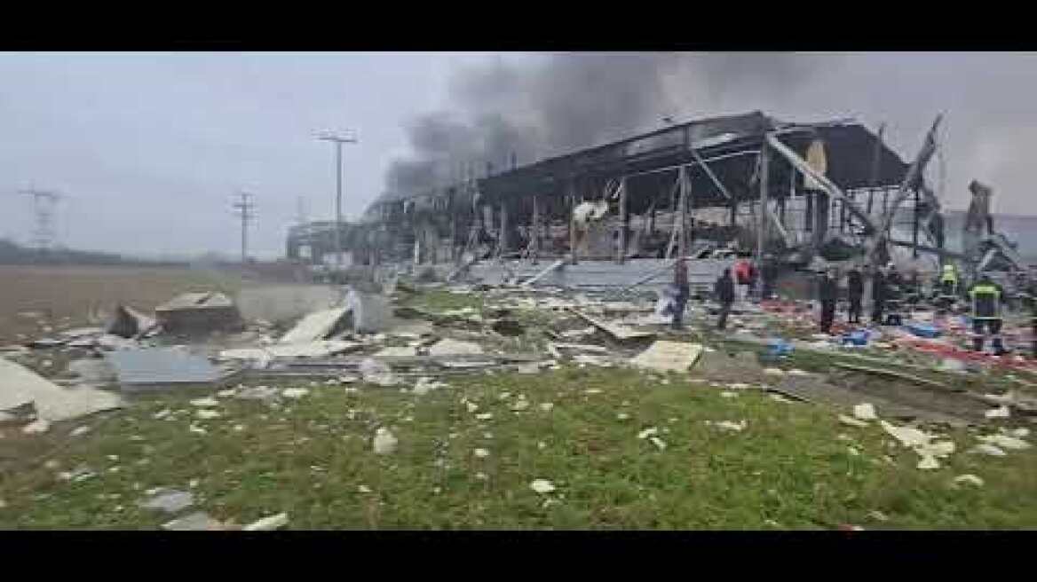 Μεγάλη φωτιά στο εργοστάσιο της Βιολάντα στα Τρίκαλα