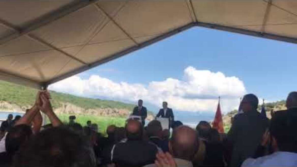 Τσίπας - Ζάεφ ανεβαίνουν στο βήμα