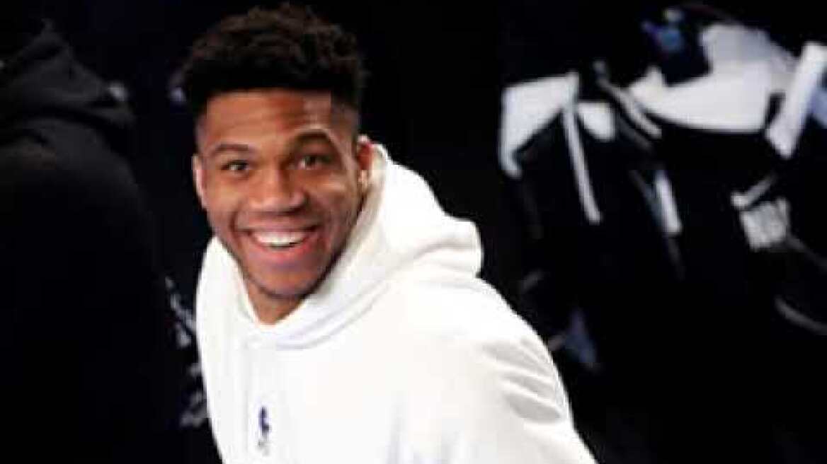 Ο Β. Παπακωνσταντίνου τραγουδά για τον Γ. Αντετοκούνμπο