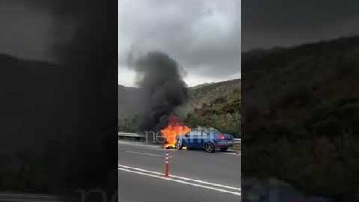 Φωτιά σε αυτοκίνητο στον ΒΟΑΚ: Διερχόμενοι έσπευσαν να βοηθήσουν οικογένεια με δύο παιδιά