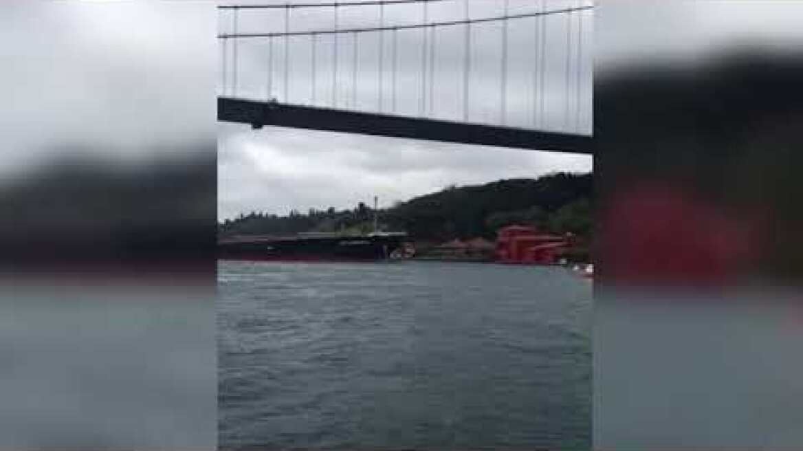 İstanbul Boğazı'nda tanker, yalıya çarpma anı