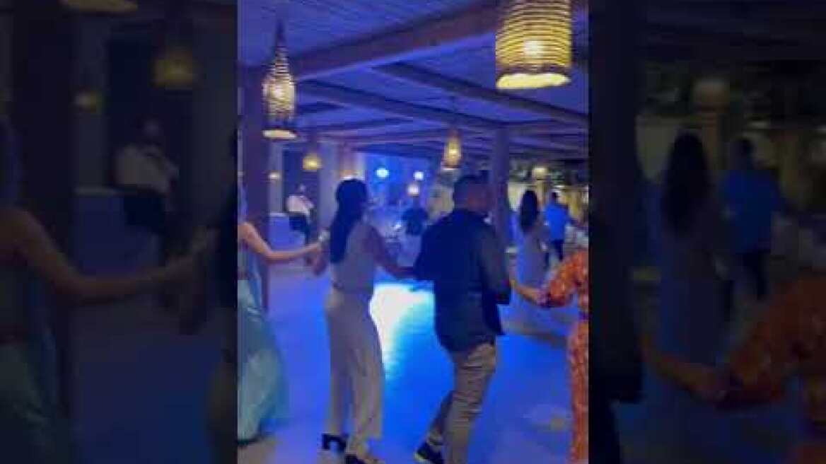 Ο πατήρ Φανερός, η ψυχή της Παναγίας της Τήνου, πάντρεψε χθες τον γιο του