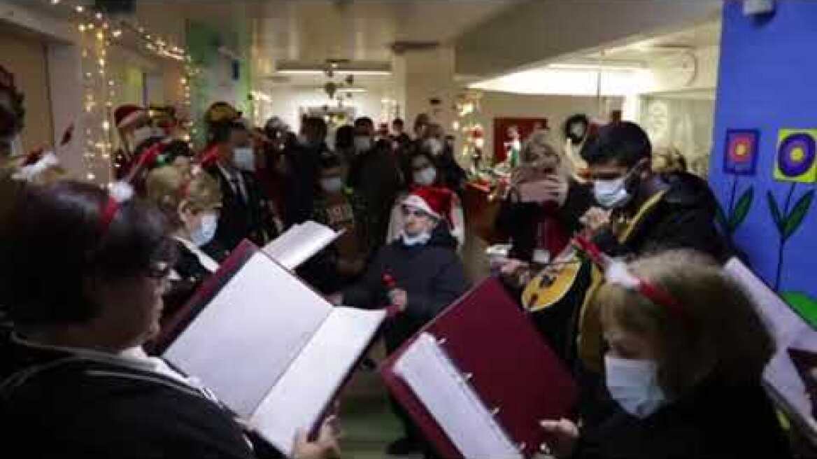 «Ιπτάμενοι» Άγιοι Βασίληδες από την Πυροσβεστική γέμισαν χαρά τα παιδιά της Ογκολογικής Κλινικής