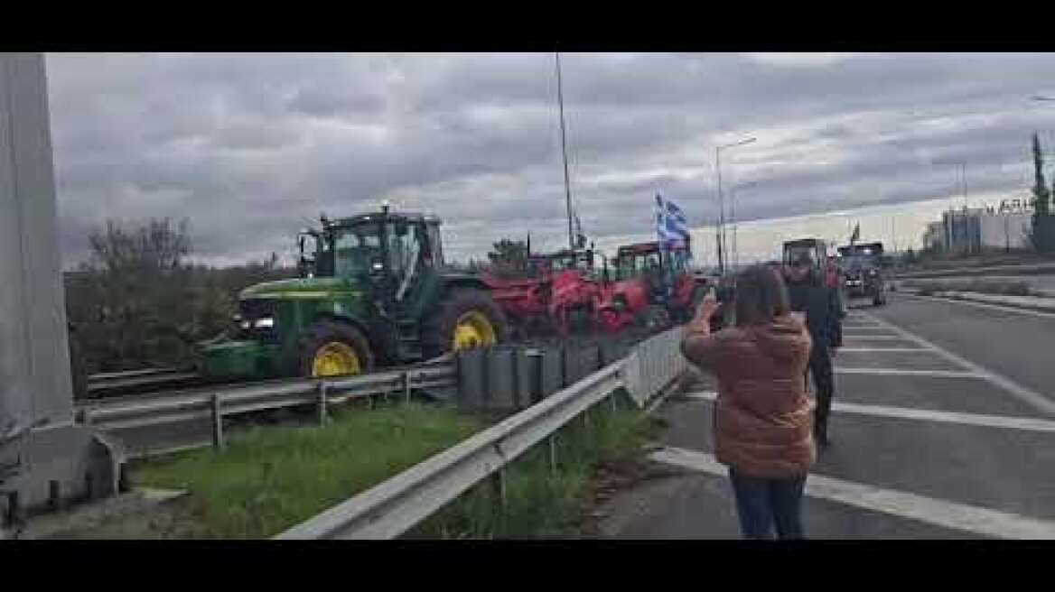 Σκληραίνουν τη στάση τους οι αγρότες που ενισχύουν τα μπλόκα