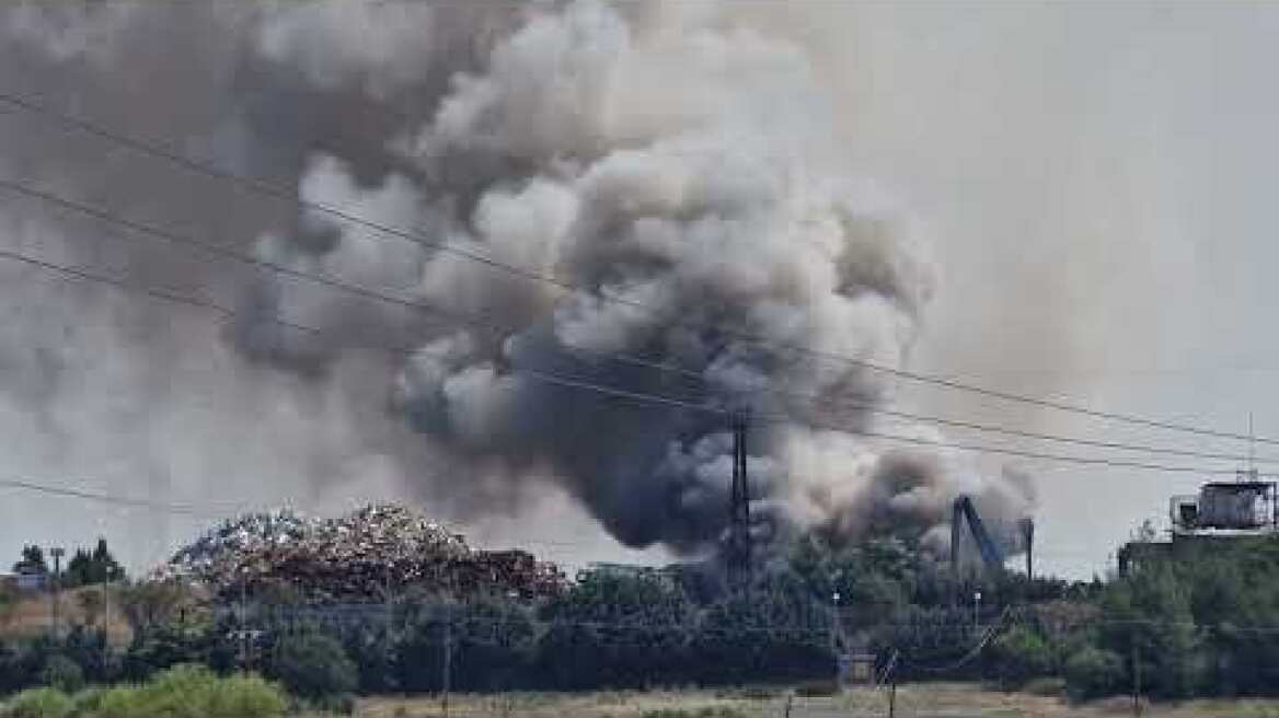 Στις φλόγες ανακυκλώσιμα υλικά σε αυλειο χώρο εργοστασίου στη Θεσσαλονίκη