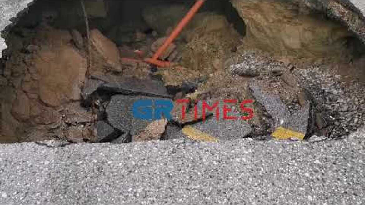 Τεράστια τρύπα στο οδόστρωμα στην Εθνικής Αντιστάσεως - GRTimes.gr