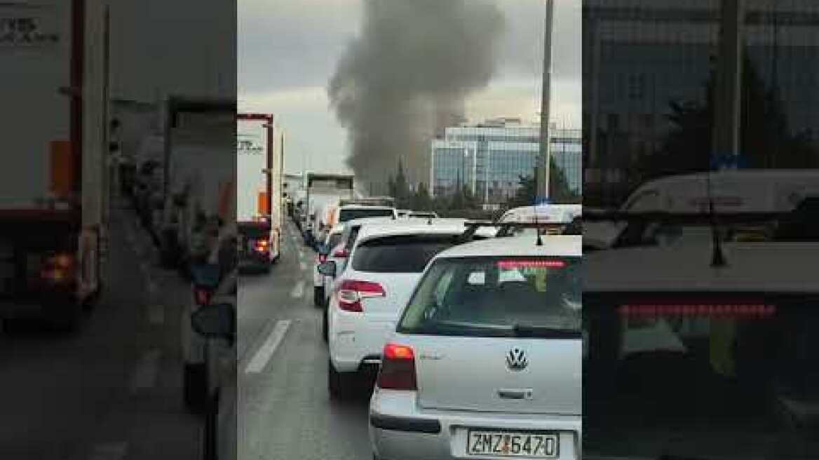 Βίντεο από το αυτοκίνητο που τυλίχθηκε στις φλόγες στον Κηφισό (2)