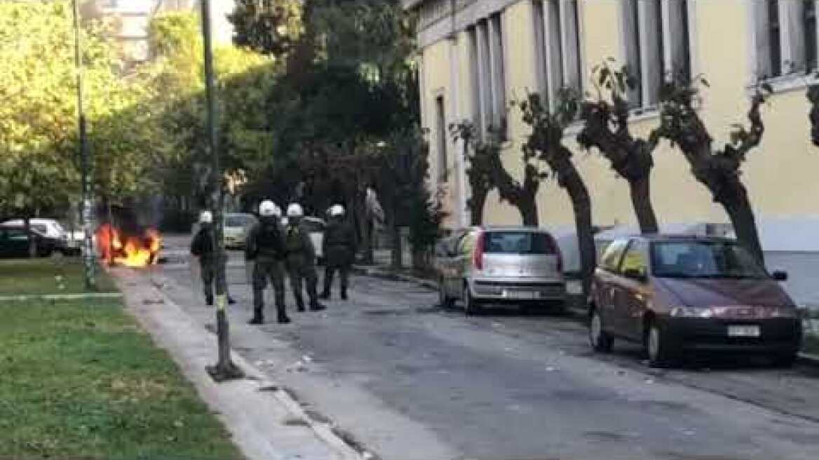 Επεισόδια με κουκουλοφόρους στο Πολυτεχνείο