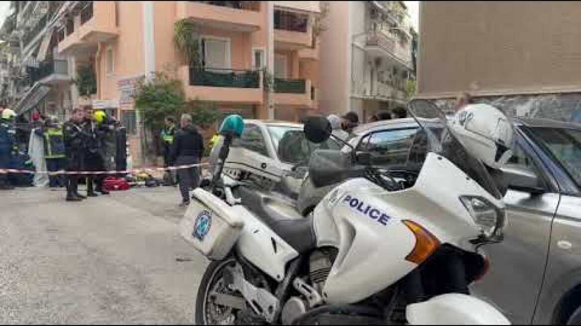 Τροχαίο στην Κυψέλη, αυτοκίνητο αναποδογύρισε στη μέση του δρόμου (1)