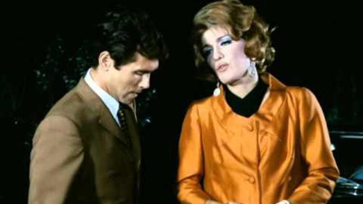 ΜΙΑ ΚΥΡΙΑ ΣΤΑ ΜΠΟΥΖΟΥΚΙΑ - Σαλόνι λιμανίσιο !