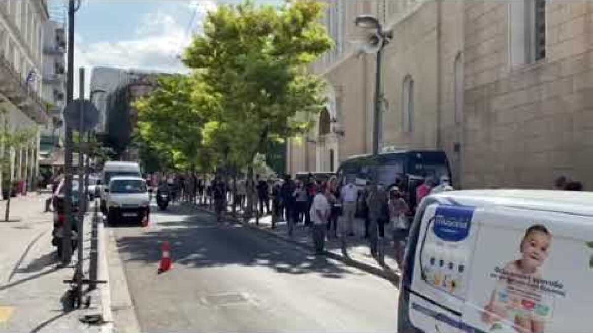 Πολίτες σχηματίζουν ουρά για να αποχαιρετίσουν τον Μίκη Θεοδωράκη