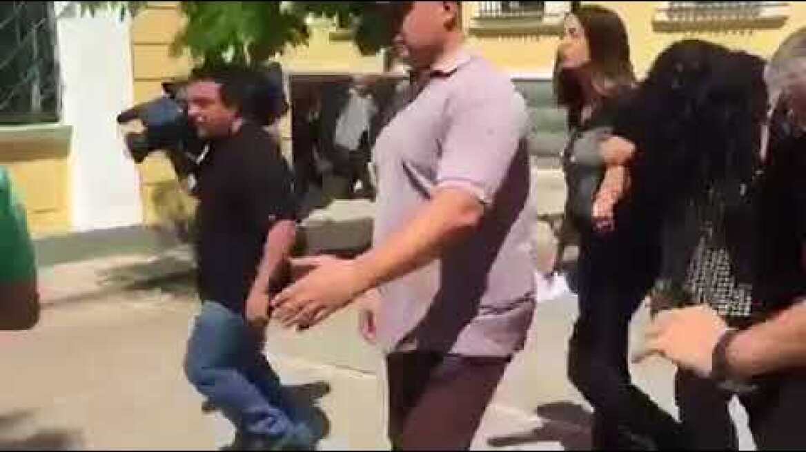 Ευελπίδων 19χρονη     στο κτίριο εννεα προκειμένου να απολογηθούν στον ανακριτή